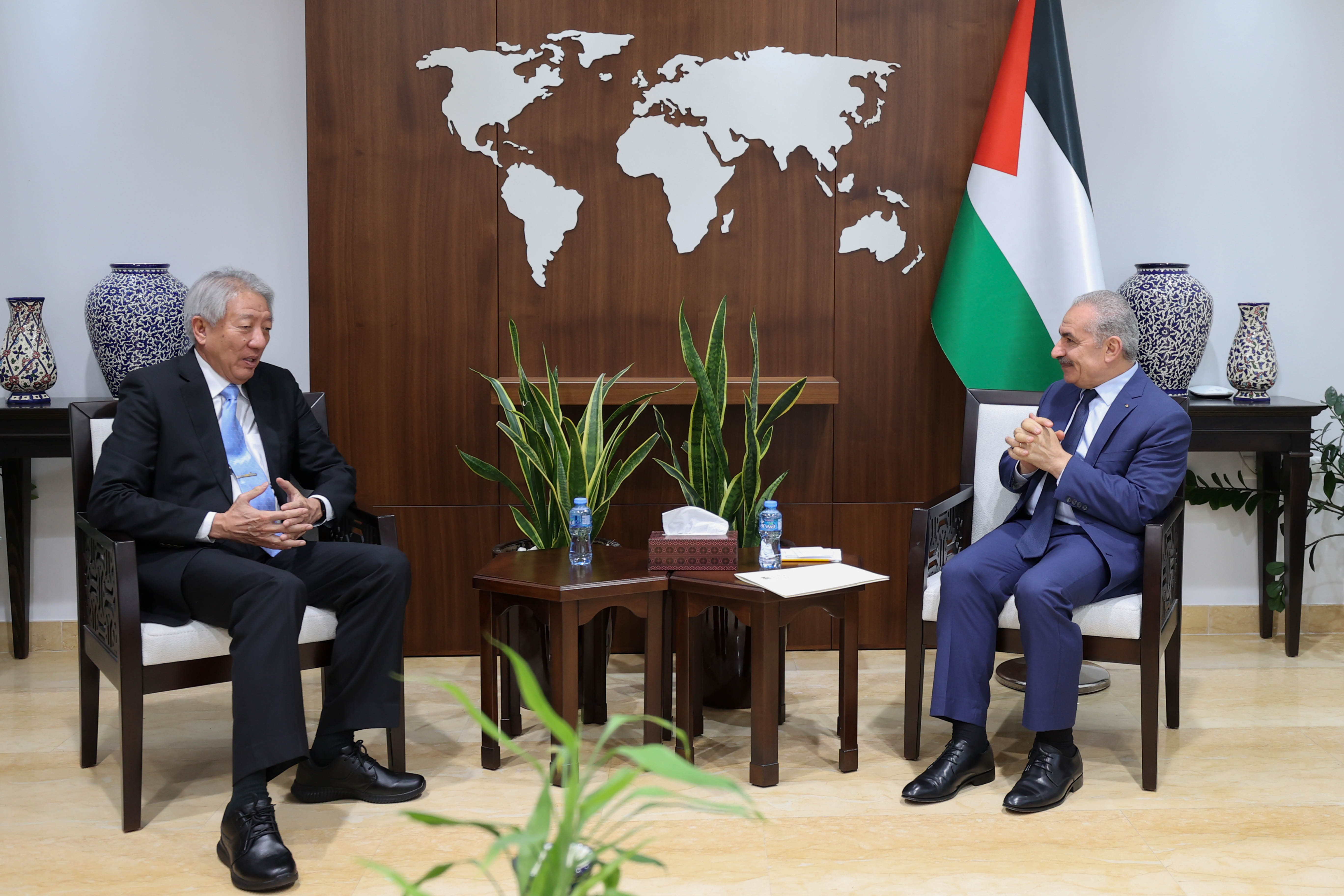 رئيس الوزراء محمد اشتية خلال لقائه الوزير الأول السنغافوري تيو تشي هين